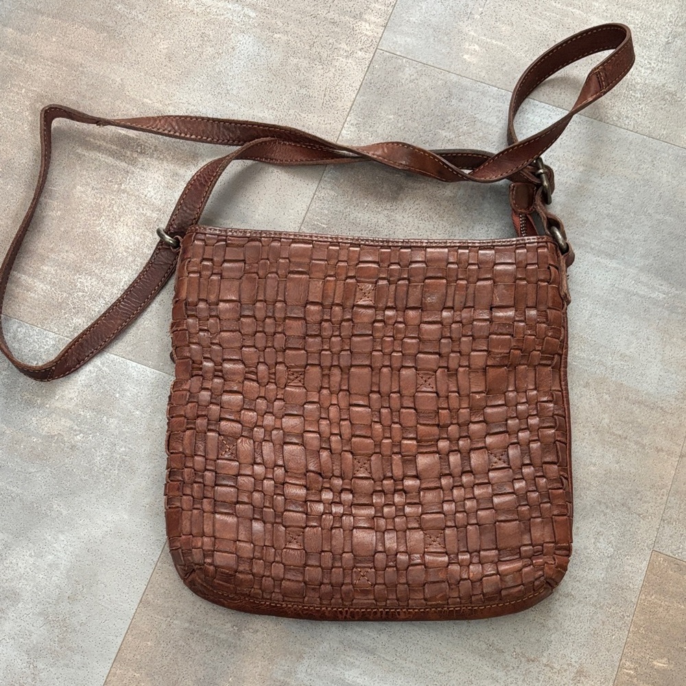 Chic Brown Woven Shoulder Bag
